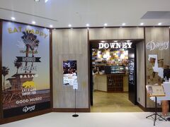 「名古屋JRゲートタワー」の13F「ゲートタワープラザレストラン街」

2017年4月7日にオープンした【Cafe Downey（カフェ ダウニー）】
JRゲートタワー店の写真。

まだ開店時間前なのに結構並んでいます。約10分待って店内に案内されました。

1980年、カリフォルニア州のダウニーという小さな街で
ケーキとサンドウィッチのお店をオープン・・・
それから11年後、この日本の地で【Cafe Downey（カフェ ダウニー）】オープン！
待望の8店舗目が名駅エリアに初出店！

「アメリカで出会った心地良い空間を皆様に伝えたい」。
そんな想いを込めて、こだわりのサンドウィッチやホームメイドスイーツ、
ハンバーガー、パンケーキなど、本物のアメリカ料理をご提供します。

＜営業時間＞
11：00～23：00（LO 21：30、ドリンクLO 22：00） 

http://www.downey.co.jp/