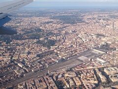 9:00ころローマに到着。機内からテルミニ駅、コロッセウムらしきものが見えました。