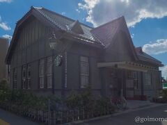 からのスターバックス。弘前公園前店。
神戸の北野に続き登録有形文化財のお店です。