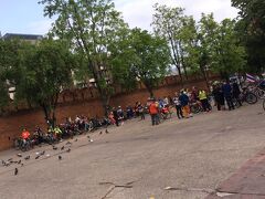 ターペー門広場では「サイクリングイベントらしき集団」

よく見れば高齢者多い～アタシも参加したいな、、
