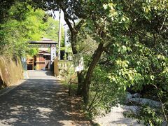 ハイキングコース入ってすぐのところにある、山水館という温泉旅館を発見。