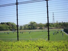 萩谷総合公園のサッカーグランド。
天然芝のきれいなサッカー場でした。