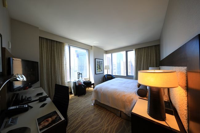 ちょっと切れかかってチェックイン。部屋は一応角部屋でした。<br /><br />アンバサダーギフトも提供されず、ベネフィットの水も最終日に提供。入場の件もあったので帰りにゴラァしてこうかと。