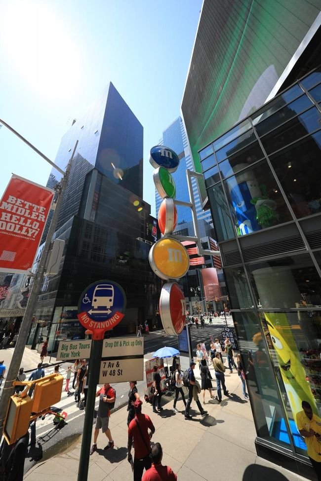 気を取り直してタイムズスクエア方面を散策。とりあえずニューヨークパス３日券は買ってあったので、カードをピックしようとタイムズスクエアのバスチケット売り場へ。