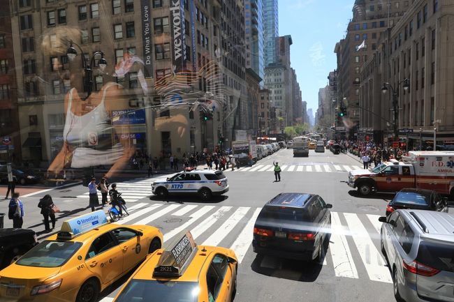 とりあえず何にも考えてませんでしたがバスで一周しようかとニューヨークパスで発券（ビッグバス）。２階建てです。メチャ暑いです。いくつかルートがあるようで、これはダウンタウン方面行くバスのようでした（適当かよ）。