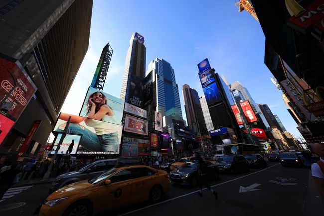 このままだと混雑しているタイムズスクエア方面へ行きそうだったので、ロックフェラービルあたりで降りてホテルに歩きで向かいます。　