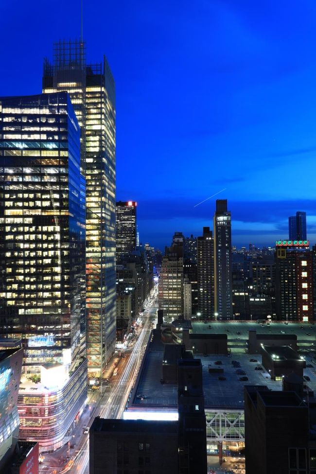 部屋で一寝して起きたら暗くなってました。夜景をパチリ。