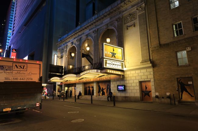 ちょっと怖かったけど夜のニューヨークを散策。まぁ、人も警官も多いし、危ないって感じはありませんでしたね。