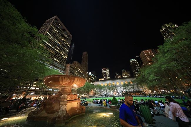 そのまま南下すると公園で結構人がくつろいでたりします。