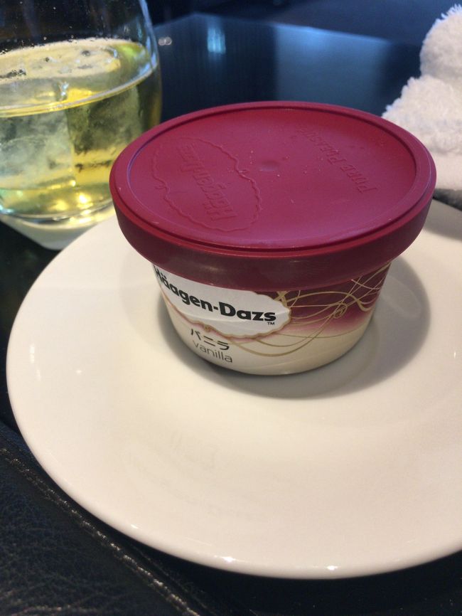 デザートのハーゲンダッツはバニラのみ提供。某Ｍ太郎氏が暴れそうですね。