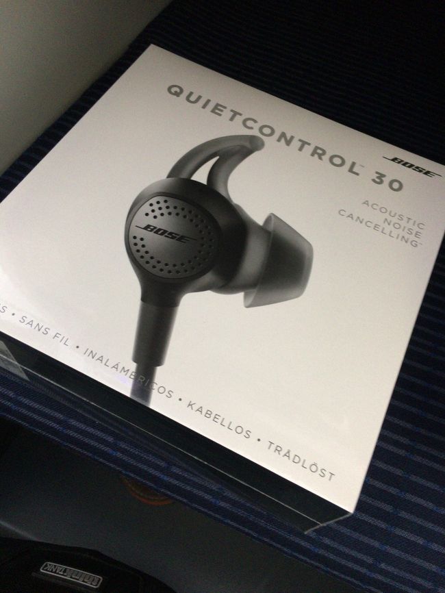 そして免税機内販売。予約してたBOSE QUIETCONTROL30。欲しかったんですよねー