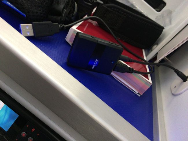 QUIET CONTROL30だけではアナログ端子の機内オーディオには繋げませんので、こちらのトランスミッター（AGPtEK B3）を購入済み。Bluetooth4.1、Aptxでほぼ映画見てても遅延無しです。