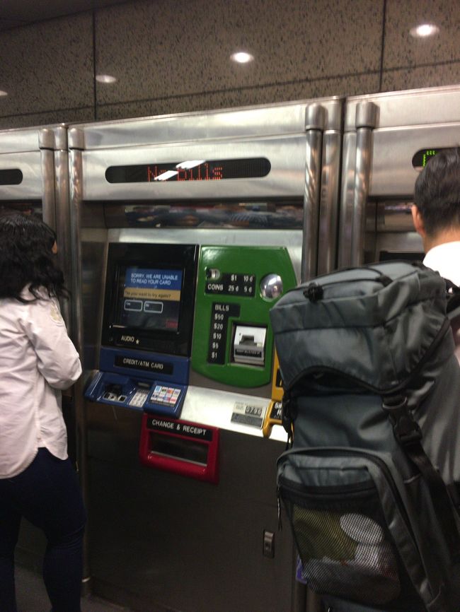 地下鉄の駅まで歩き、改札前でメトロカードを購入。７日間無制限、３２ドルでした（たけー）。