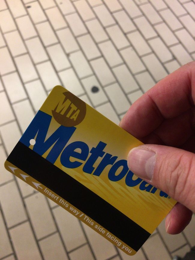 昔のテレホンカード的な...高いくせに安っぽい。今時磁気カードだし