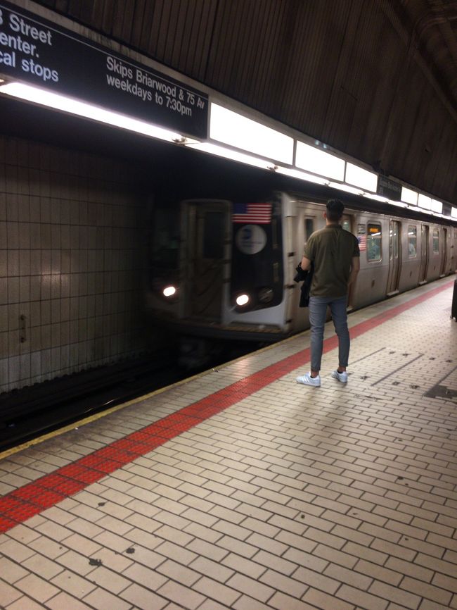 ニューヨーク初地下鉄に乗ります。バットマンのゴッサムシティみたいに何か悪の巣窟的なのを想像してましたが...