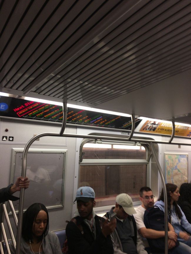 意外とフツー。ヘイメーンみたいな黒人さんもいませんでしたし<br />ただ、いきなり椅子と太鼓を持ち込んでコンテンポラリー的なのを歌い出した人はいました。さすがＮＹ