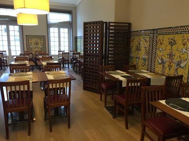 4月30日。ホテル  アヴェイロ  パラセの朝食会場。1番乗りでした。<br /><br />