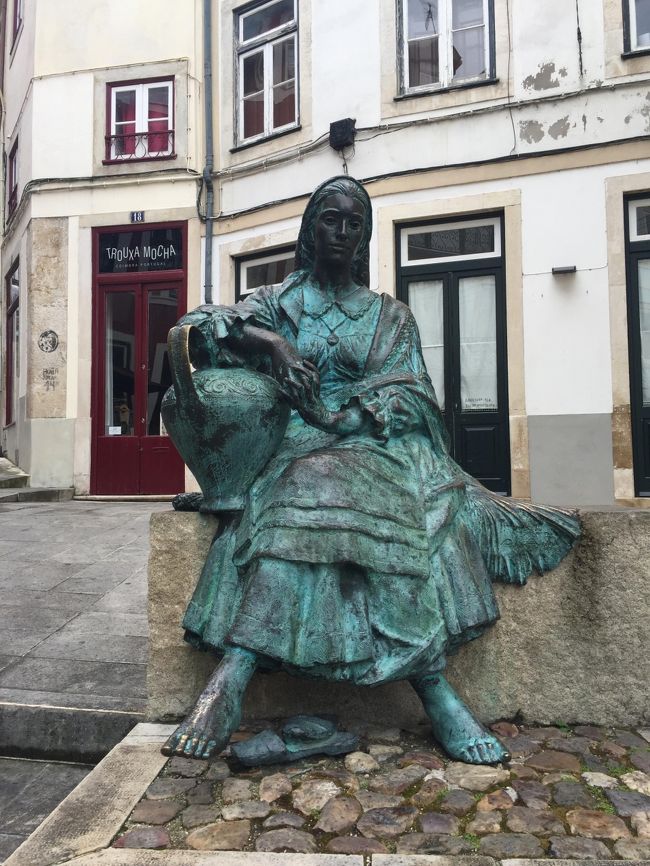 壺を持つ女性の像。