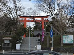 停留所から熱帯植物園まで、割りと距離があります。
途中の神社さんを左手に見ながら歩きます。
昨日の五稜郭、大沼公園コースで疲れきって
足が痛くて、ゆっくりしか歩けません。
荷物を持って歩いている夫も疲れているはずなのに
歩くのが早い