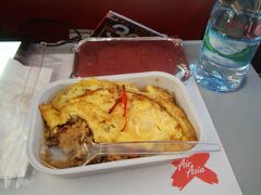 成田から向かいます。
便宜上エアアジアカフェにしてますが、実際には飛び立った後のエアアジアの機内食です。
オムレツとライス、ようはタイ風オムライスですね。