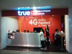 今ではドンムアン空港も当たり前に携帯電話大手3社ともオフィシャルブースを出してますが、2015年4月に初めてTRUEのブースができたのが最初でした。
それまではなぜか本屋とコンビニのような商店のみでプリペイドSIMを(現在でも)売っていて、選択肢がなかったとか。
TRUEのオフィシャルブースができたのなら、とここでプリペイドSIMを入手しました。