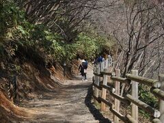 高崎市内からR406を通ってロマンチック街道で草津方面に向かいます。
どんどん山を登って行くと所々まだ桜が咲いている所がありました。
天気が良ければ地元で出来なかったお花見がしたかったけど生憎の曇天・・・
今年はホント天気に恵まれませんでした。

長野原町辺りでは小雨も降っていたけど草津に着くと晴れ間が見え始めました。
小学生以来の草津！！

ウン十年前の記憶を頼りに西の河原公園に向かいます。
駐車場を降りると寒～い！！！！
近くにはまだ雪の塊が解けずに残っていました。

漂って来る温泉の香りに誘われるように駐車場から遊歩道を歩いて行きます。
帰りを考えると憂鬱になるような砂利の坂道を下った先に河原はあります。