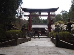 北口本宮冨士浅間神社の大鳥居より随神門を望む。


