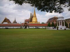 帰る前日、初タイの同行者のためにベタな観光に出ました。
王宮は無料のところまで見ただけでした。