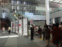 2017年4月17日にグランドオープンした「名古屋JRゲートタワー」のエントランスの
写真。
地下1階～8階部分に商業施設『タカシマヤ ゲートタワーモール』がオープン。
18～24階部分に『名古屋JRゲートタワーホテル』が開業。
26階～44階はオフィスフロアとなります。

1階のエスカレーターで2階にあるゲートタワーシャトルエレベーターでホテルに
向かいます。
2017年4月7日にオープンした9階と10階部分の【ビックカメラ】や11階にある
【ユニクロ】＆【ジーユー】、12階と13階にある「ゲートタワープラザレストラン街」
2017年4月17日にオープンした地下1階～8階部分の商業施設
『タカシマヤ ゲートタワーモール』へ行くお客さんが大勢います。

ちなみに右手に行くと【Sarabeth's（サラベス）】名古屋店があります。