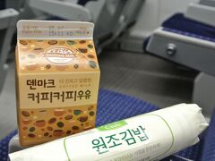 17時前終演後17:50ソウル駅発18:33仁川空港着のAREXで空港まで行きます。
お腹すいたのでコンビニのキンパ