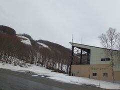 青森空港と奥入瀬のちょうど中間あたり。八甲田山の麓を通りました。この辺りから周辺は雪深くなってきました。