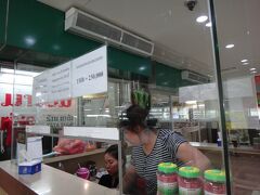 　お昼は安全そうなタラート・サオ・モール１の３階のフードコートで。
　ここでチケットを購入。