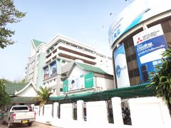 　ローカル市場はこの「タラート・サオ・モール」の裏手にありますよ。