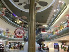 112カトンの中。お店が徐々にオープンし始めたので、洋服やサンダルを見ました。が、ほしいものは見つかりませんでした。
モバイルショップが2件ありましたが、残念ながらオープンしていませんでした。StarHubの店舗も見当たらず、ここではSimカードは手に入りませんでした。