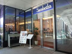 ちなみにこちらは2015年12月4日にオープンした【サラベス】東京店の写真。
国内5店舗目です。予約をして行ったので待たずに入店できました。
パンケーキの食べ歩きブログを書いている私。
ニューヨークでは当然【サラベス】に行ったことがあり、都内でも何度も
食べていますが、東京駅の店舗には初めて入りました。

ガラス張りの2階の店内には、日中はあたたかい光がたっぷり差し込み、
爽やかな一日を始めるのにぴったりな雰囲気です。
夜は、落ち着いた照明でアフター5にほっと一息つける
“大人なアメリカン・コージー”な雰囲気。3階のルーフトップエリアは、
東京駅の間近とは思えない開放的な空間で、季節ごとのテーマで仕上げた
お酒やビストロ・メニューが楽しめます。 

”ニューヨークの朝食の女王”の称号を与えられ、
多くのセレブリティに愛されているNYの人気レストラン 

1981年ニューヨークのアッパーウェストへの1号店のオープン以来、
サラベスが深い愛情を込めて作るアメリカンクラッシックのテイストは
アメリカ国内のみならず世界中のグルメの心をつかんで離さない存在となっています。
多くの食文化が交差するニューヨークで認められた、サラベスがこだわる
その優しいテイストを是非、日本でもお楽しみください。