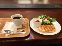 池袋駅で朝食
構内にあるエディーズブレッドカフェで
パニーニの朝食を食べました