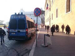 ヴェネツィア広場近くには警察車両と警察官が多数。