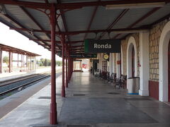 　ロンダ駅に到着。この路線はマドリードとアフリカへの玄関口アルヘシラスを結ぶ重要な路線かと思っていましたが、意外と運行本数の少ない単線未電化のローカル線でした。