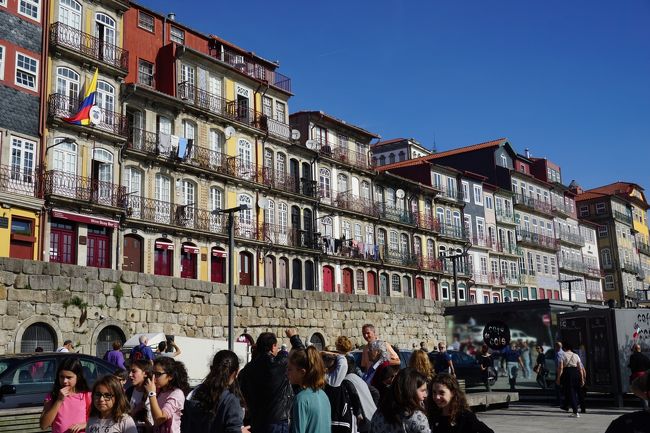 ドウロ川西側のカイス・ダ・リベイラ（Cais da rieira)付近へ下りて来ました。<br />写って人達は学生みたいで、ここでドン・ルイス１世橋を背景に日本の修学旅行の様に集合写真を撮ってました。<br />