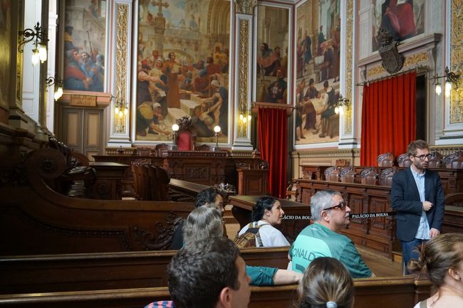 ボルサ宮殿へ来ました。