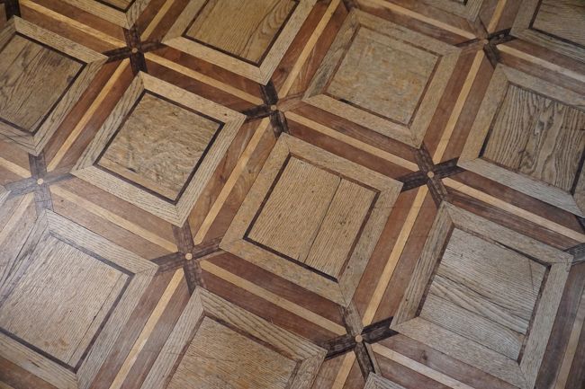 足元には木材を使い、綺麗な模様の床材が。