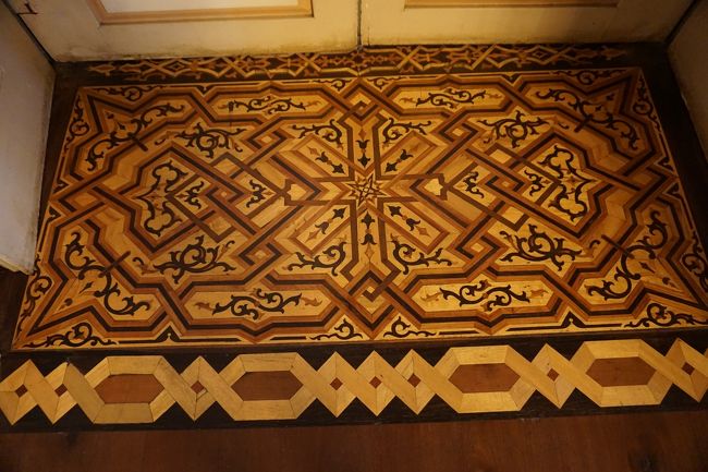 部屋の壁などの装飾も凝ってますが、床も凝ってます。