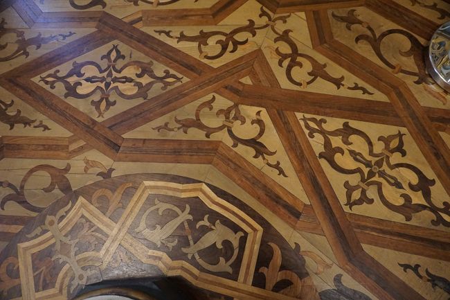 これも素晴らしいデザインの床ですね。