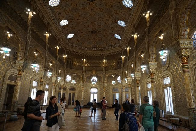 大広間。昔はここで舞踏会が開かれていたのでしょうか。