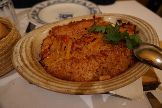 私達はタコ飯と上の方の写真のフライパンのエビ料理です。