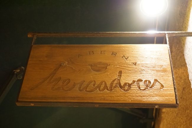 看板には、TABERNA Mercadoresとあります。<br />Tabernaはスペイン語とおもうのですが。<br />仕事上の知人が会社を辞め、奥さんの実家が酒屋を経営している縁で、タベルナという名前の居酒屋を始めてたので、以前からタベルナがスペイン語だと教えてもらってました。