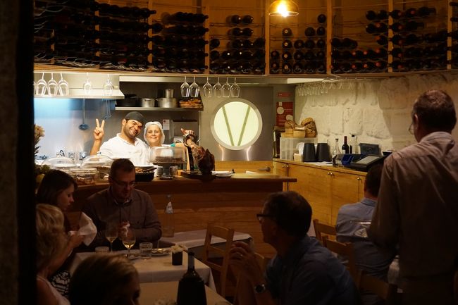 帰り際に店の中を写したら、ポーズを取ってくれました。