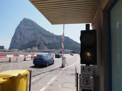 　ジブラルタル空港の滑走路を横断します。一般道と滑走路が交差する世にも希なポイントです。