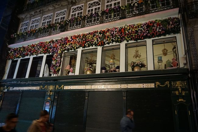 ホテルへ帰り道にありました。綺麗に花で飾って、通りを行く人の目を和ませてくれます。