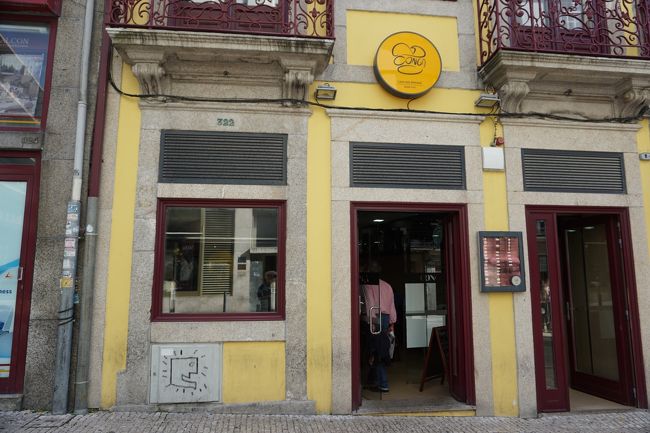 27日です。午前中にソアーレス・ドス・レイス国立美術館を済ませました。<br />昼。「軽く食べたいときに便利」とのガイドブックのお勧めで、やって来ました。